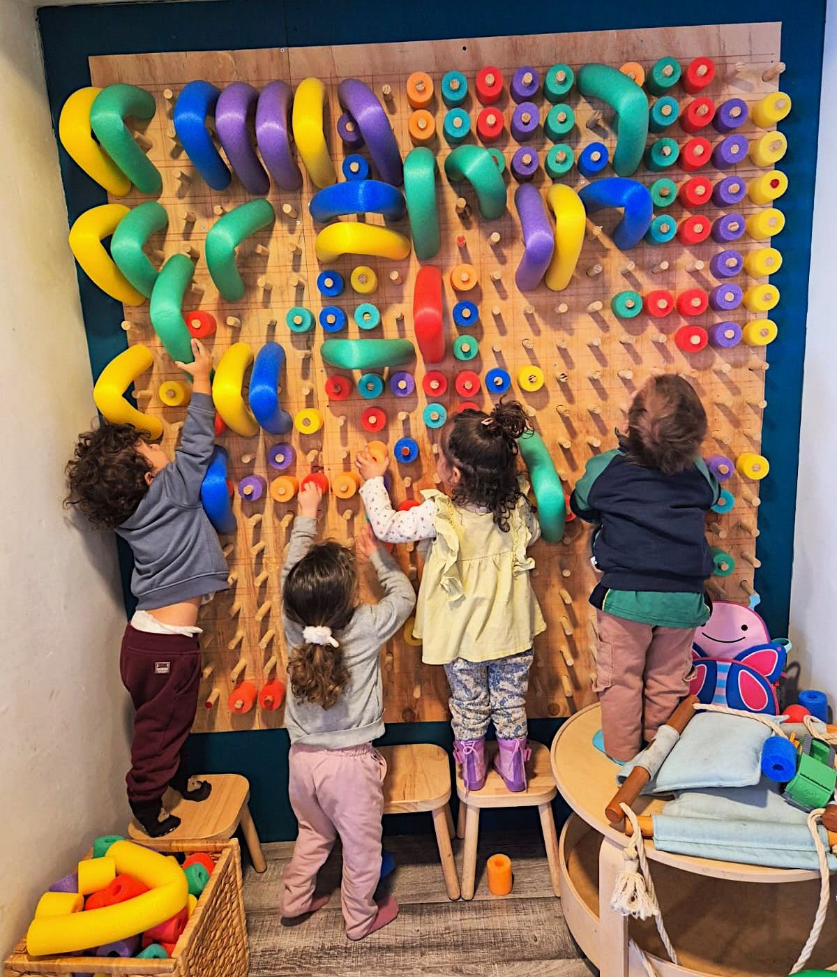 Niña participando en una actividad creativa