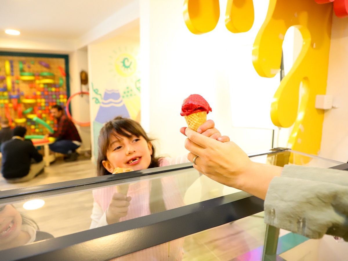 Niños compartiendo en un espacio creativo