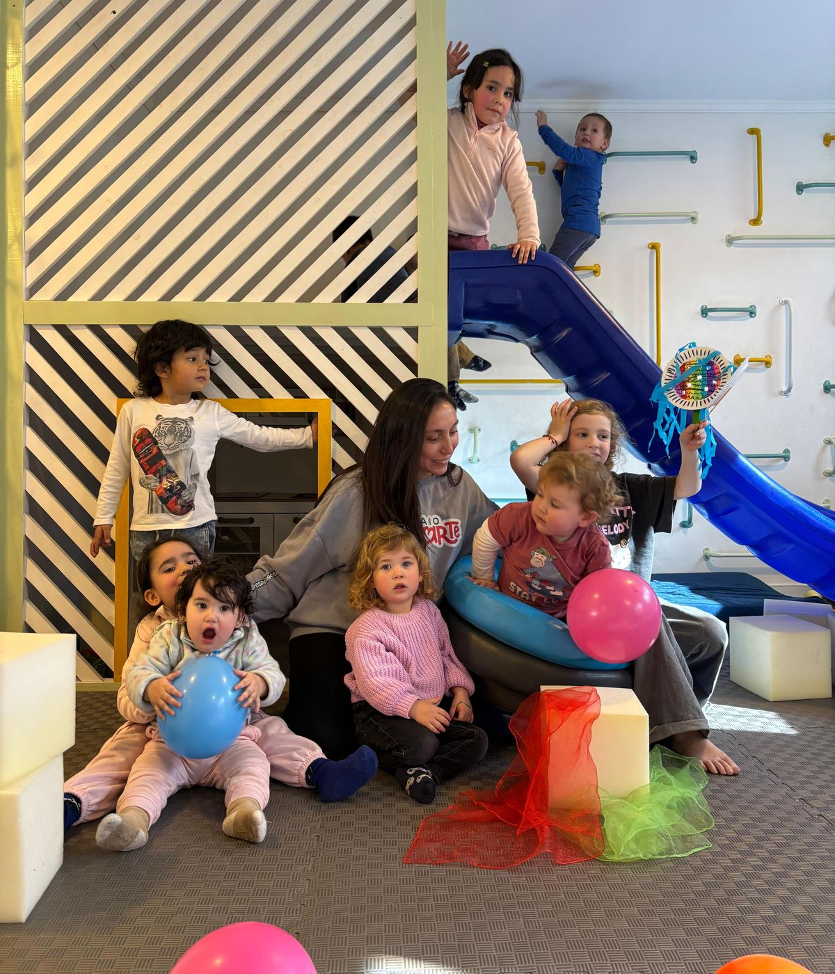 Niños jugando en un espacio interior