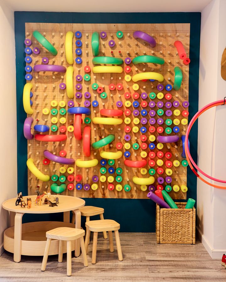 Celebración infantil en un espacio colorido