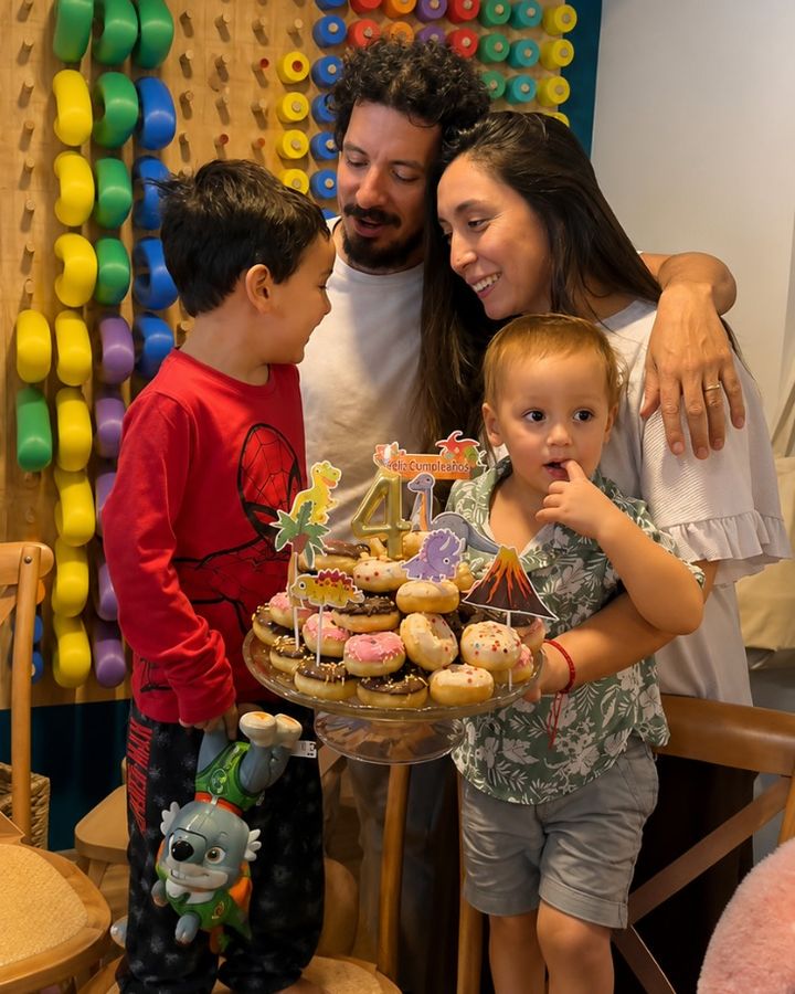 Niños compartiendo una celebración especial