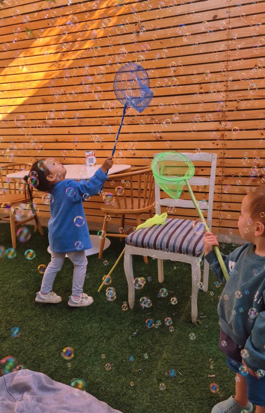Celebración infantil con decoración colorida