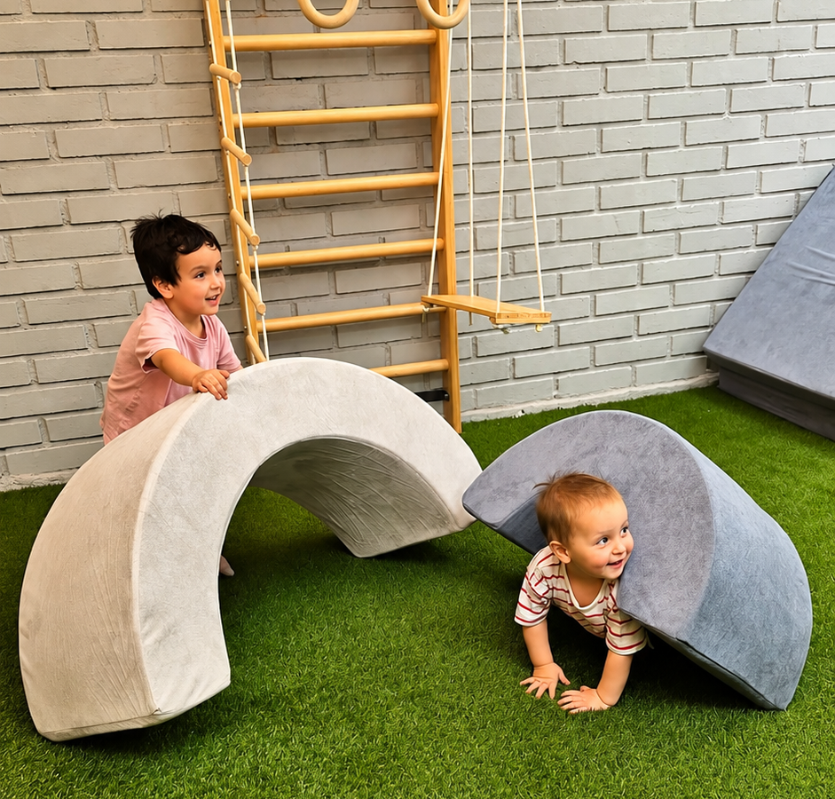 Niños jugando en un espacio creativo