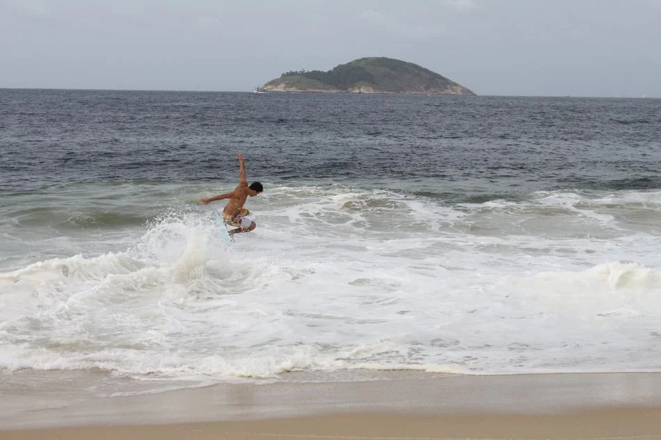 som_felippe-silveira_surfing.jpg
