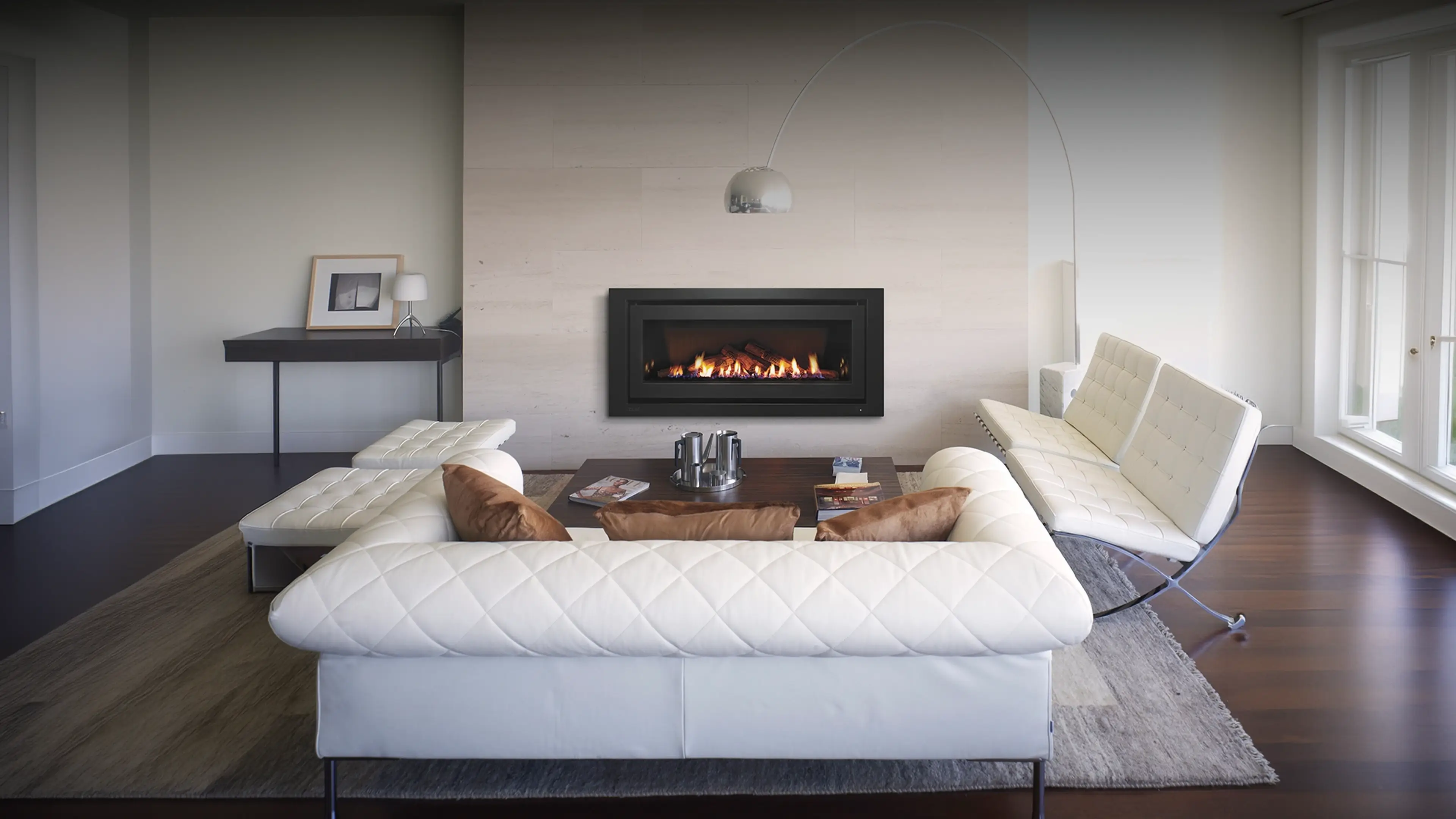 Rinnai 1250 Gas Fireplace (lifestyle)