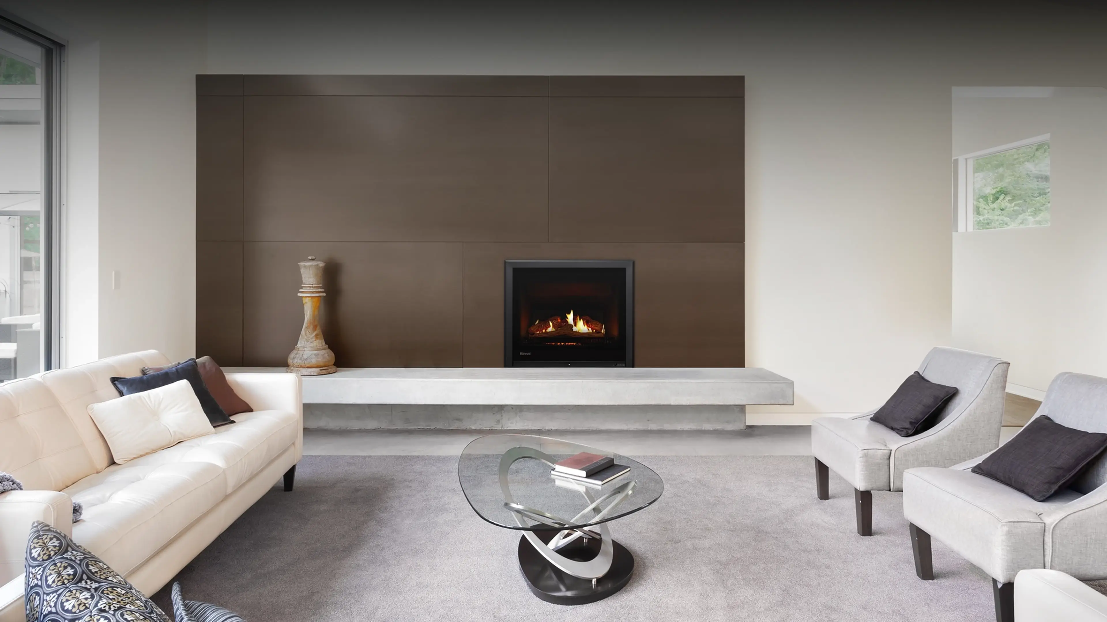 Rinnai 750 Gas Fireplace (lifestyle)