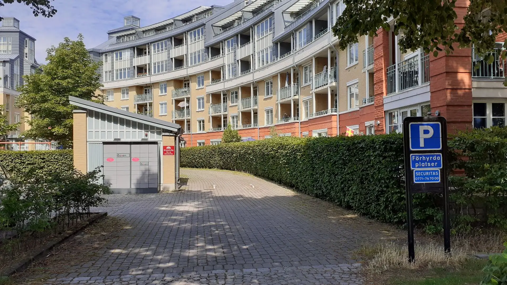 Paketbox i lägenhetsområde. 