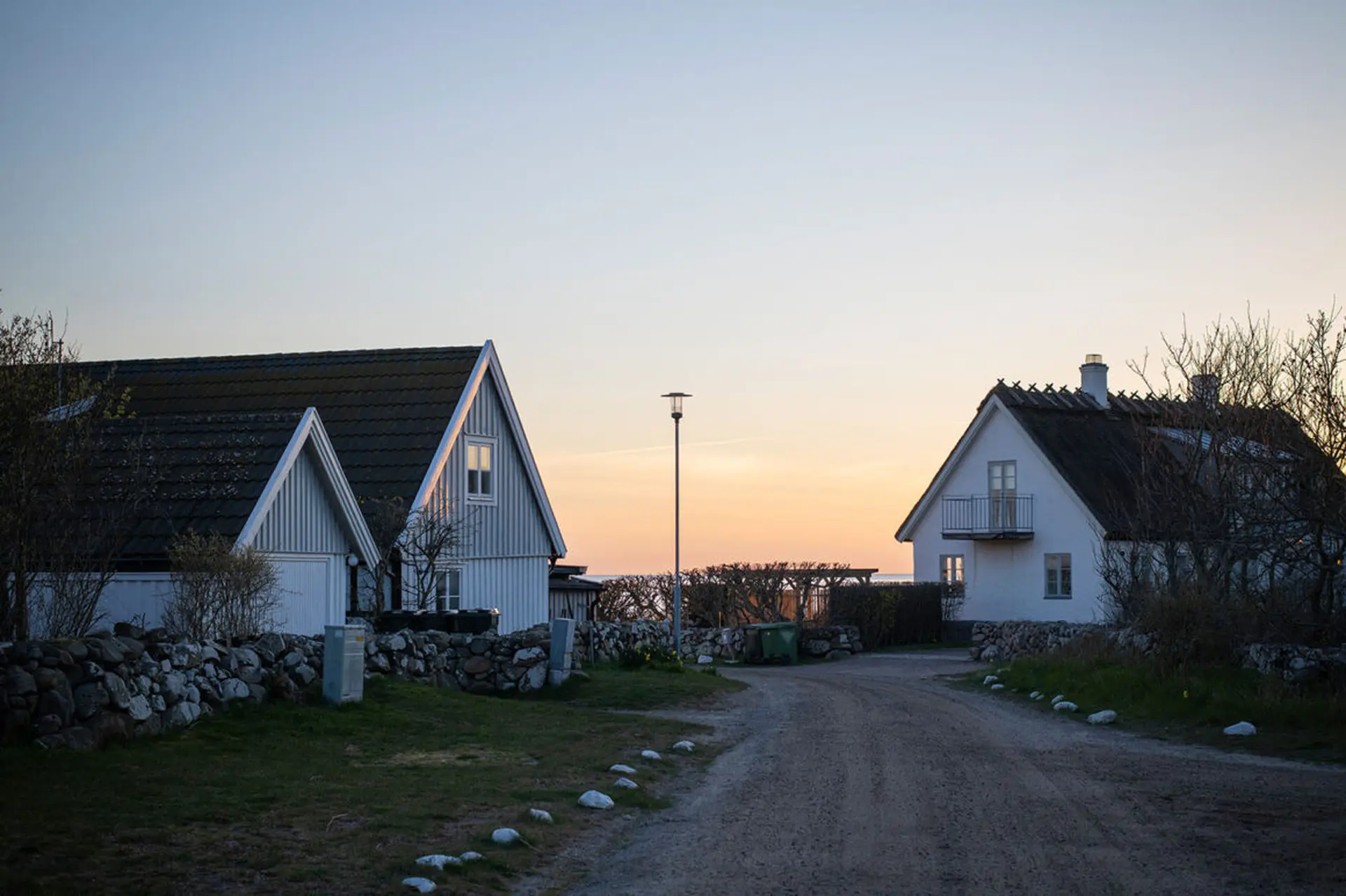 Två svenska hem i gryningsljus