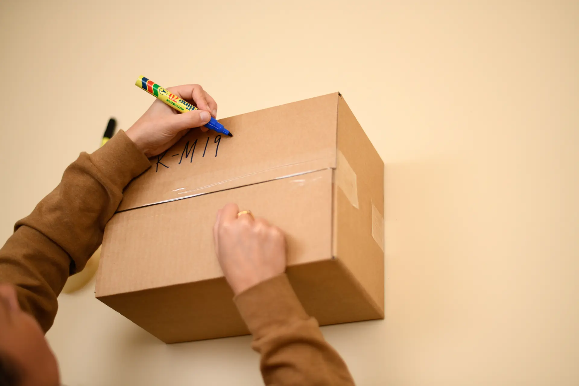 Parcel with a return code being written on it