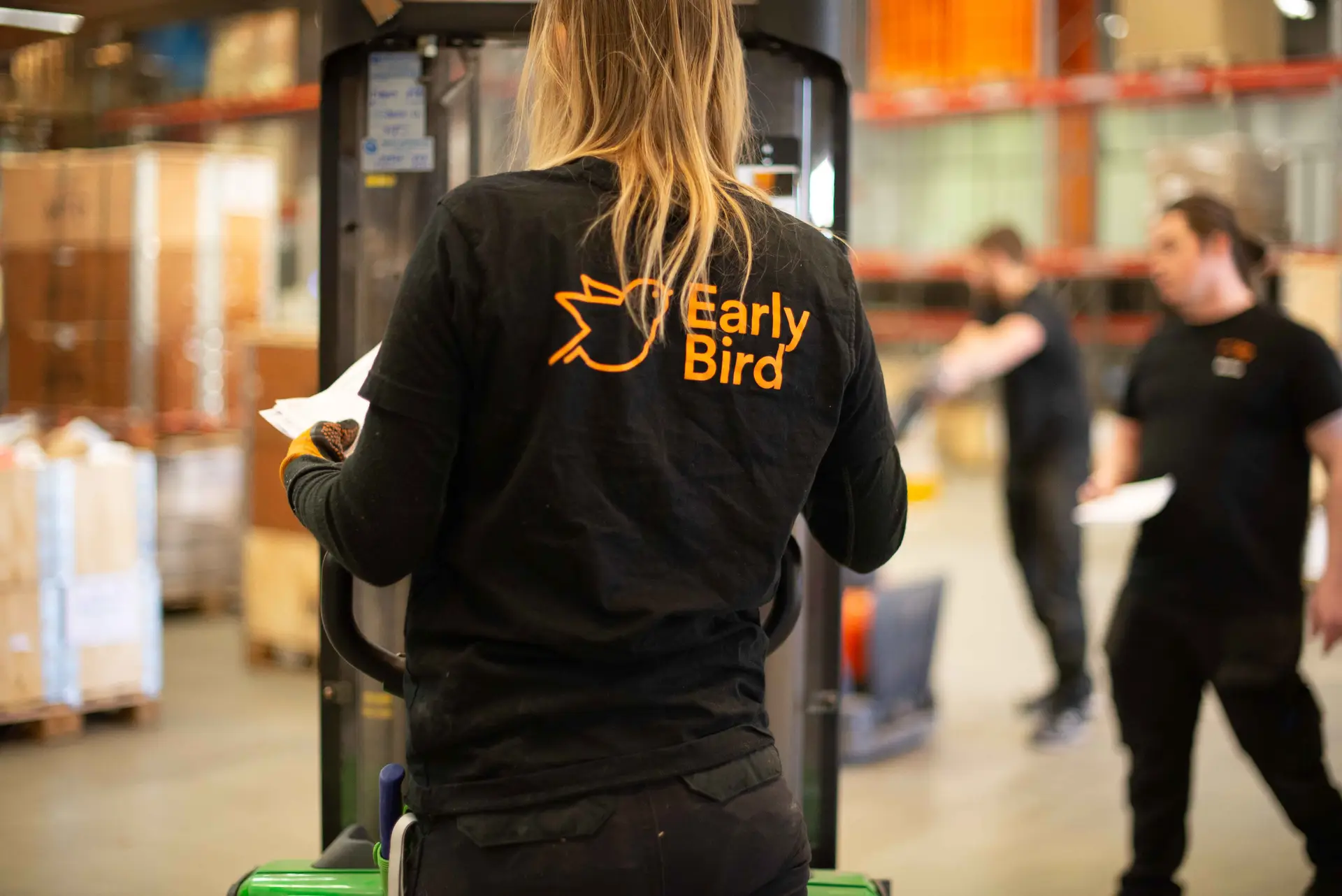 Early Bird-medarbetare kör truck i en paketterminal.