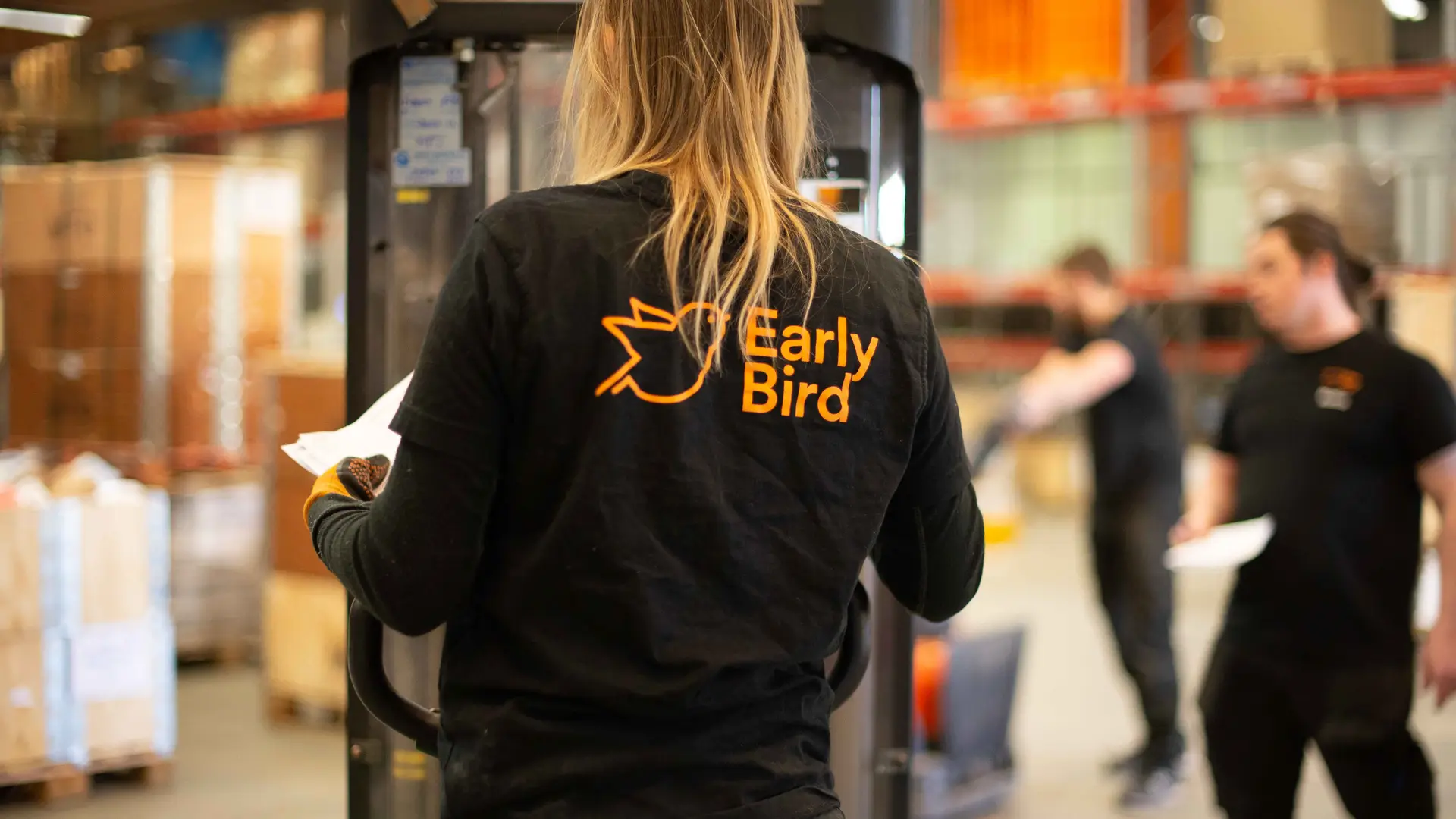 Early Bird-medarbetare kör truck i en paketterminal.