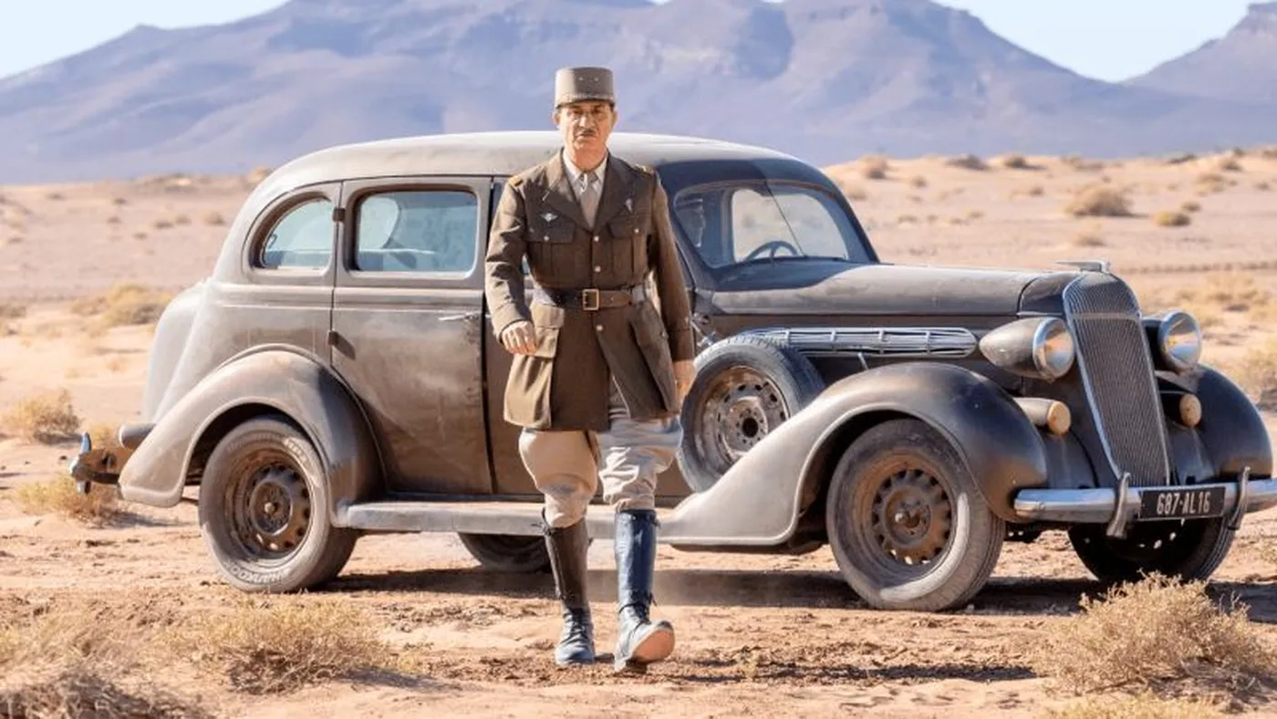 Scène des films « La Bataille de Gaulle » d'Antonin Baudry — un officier en uniforme devant une voiture d'époque.