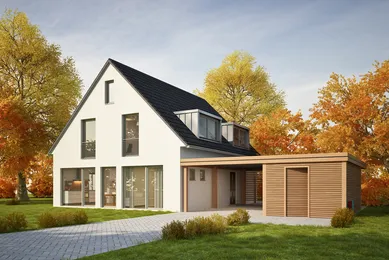 Modernes Einfamilienhaus mit Satteldach, großen Fenstern und separatem Holzcarport, umgeben von herbstlichen Bäumen und einem gepflegten Rasen.