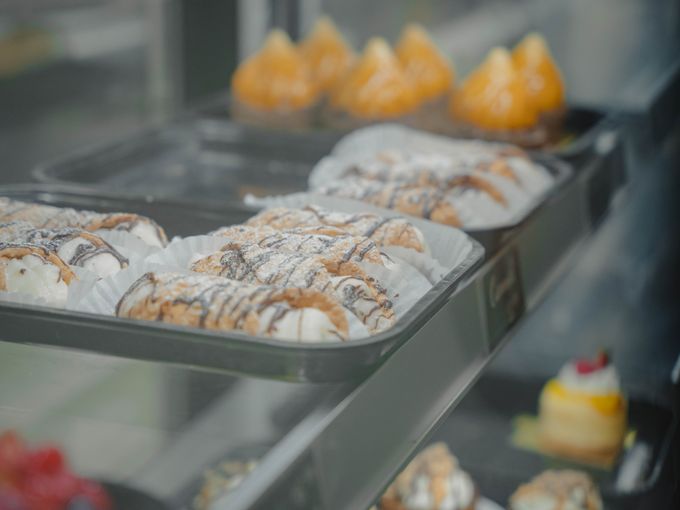 Some freshly baked cannolis at Avenue Bakery
