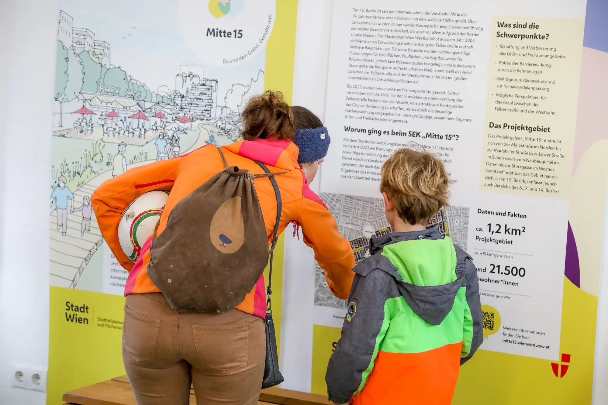 Besucher*innen bei der Informationsausstellung