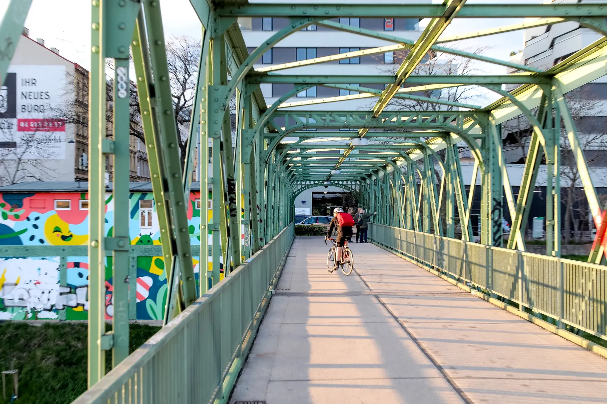 Westbahn-Brücke mit Radfahrer