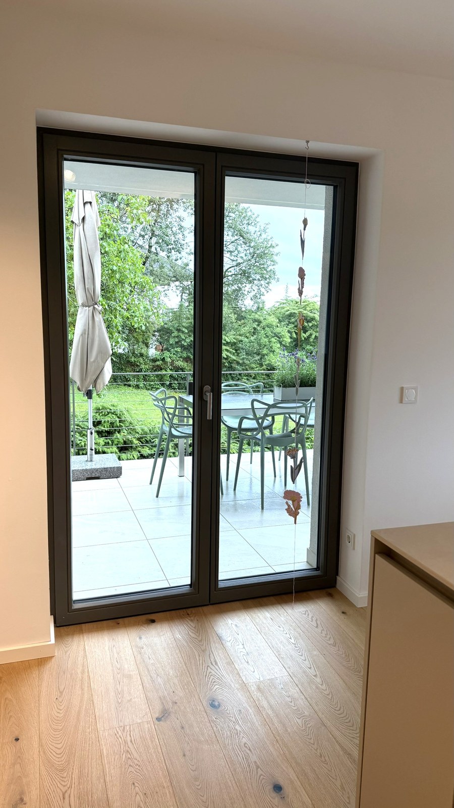 Wohnhaus SCHW — Terrassentür zum Garten