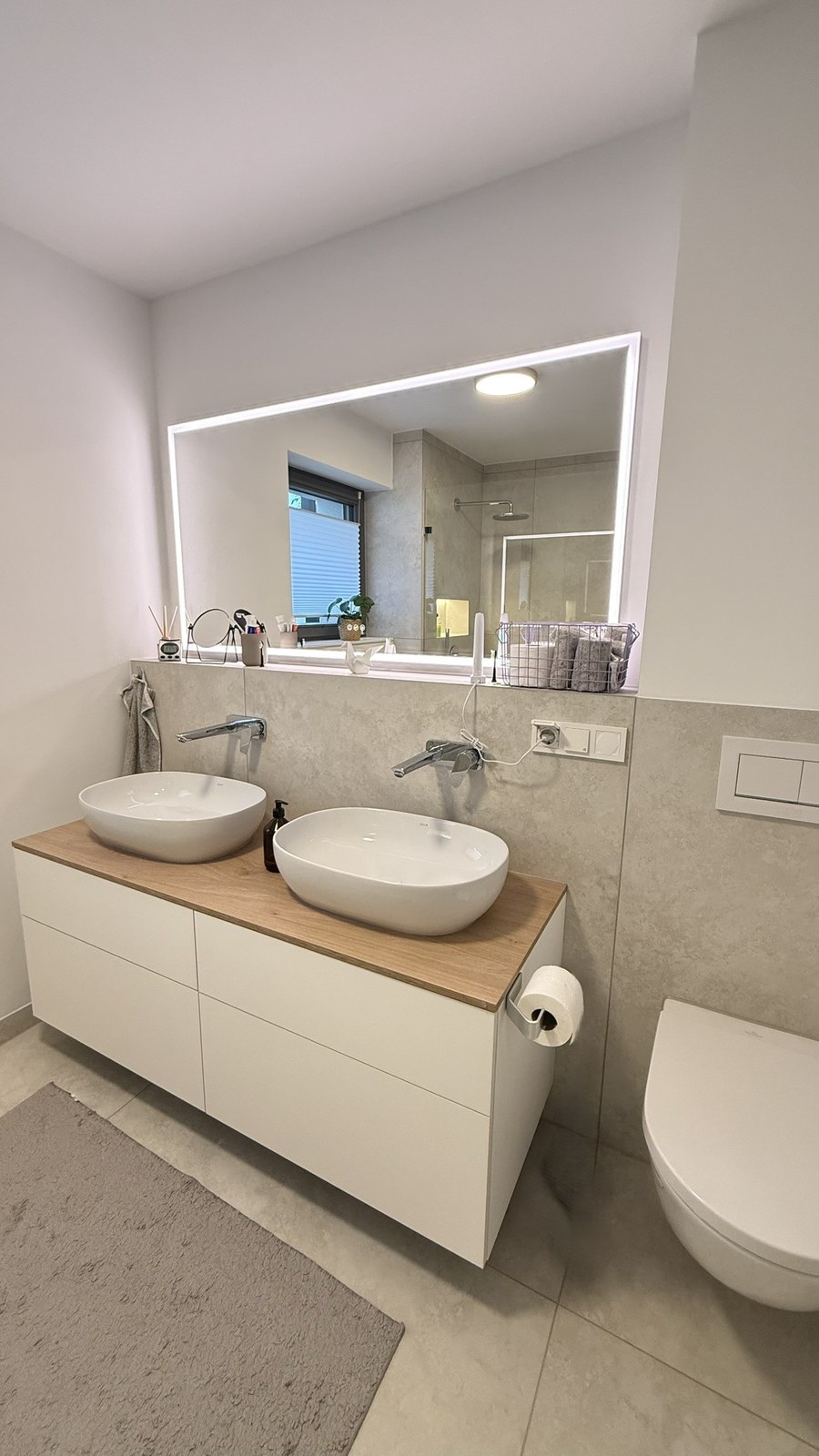 Wohnhaus SCHW — Badezimmer mit Doppelwaschtisch