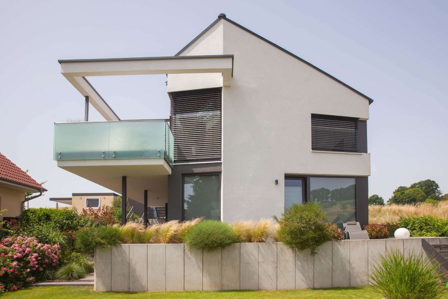 Wohnhaus H-S in Rimbach — Außenansicht von der Gartenseite mit auskragendem Balkon