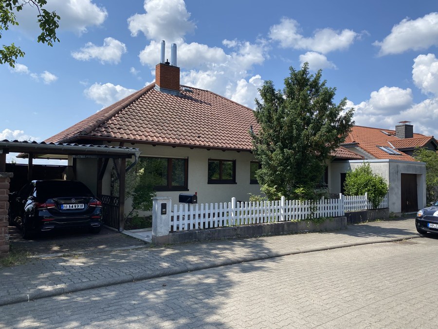 Wohnhaus SCHW vor dem Umbau — Straßenansicht des Zweifamilienhauses aus den 1980er Jahren