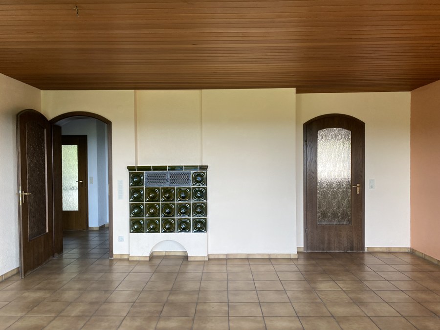 Wohnhaus SCHW vor dem Umbau — Wohnraum mit Kachelofen und Holzdecke