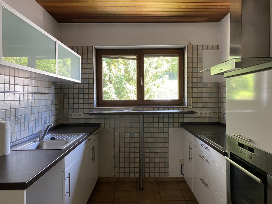 Wohnhaus SCHW vor dem Umbau — alte Küche mit Mosaikfliesen