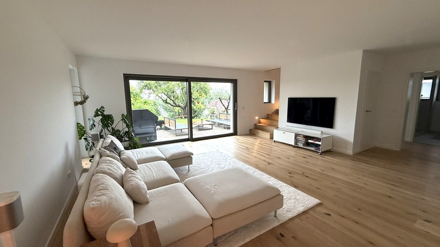 Wohnhaus SCHW — Wohnzimmer mit bodentiefen Fenstern