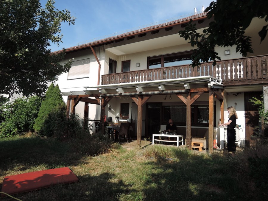Wohnhaus SCHW vor dem Umbau — Gartenseite mit altem Balkon und Pergola