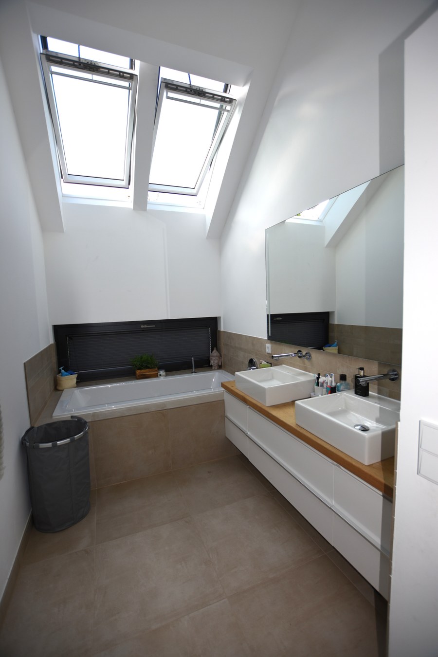 Wohnhaus SCH2 in Wilhelmsfeld — Badezimmer mit Dachfenstern und Doppelwaschtisch