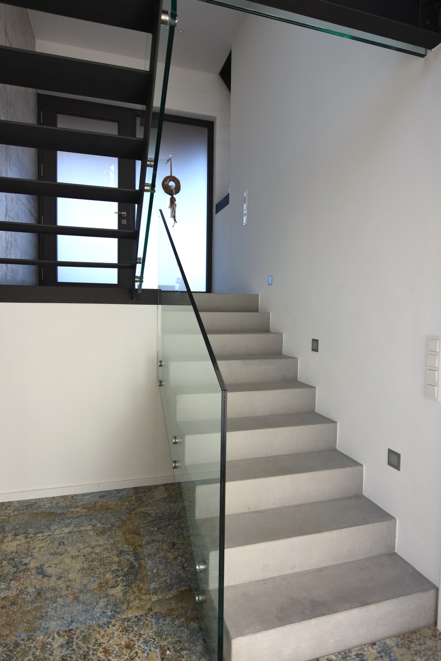 Wohnhaus H-S in Rimbach — Sichtbetontreppe mit Glasgeländer