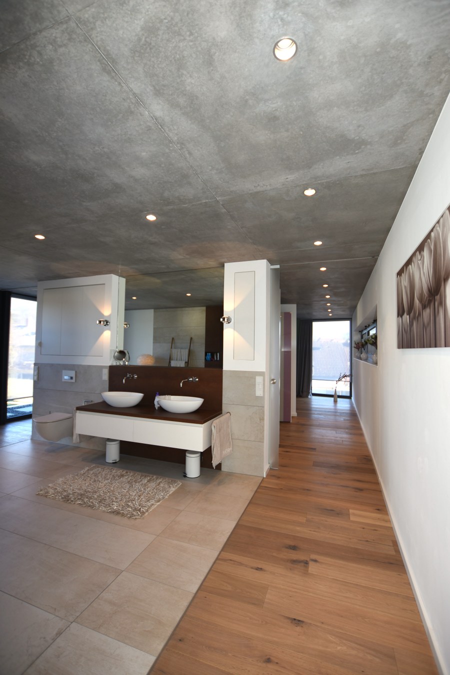 Wohnhaus H-S in Rimbach — Badezimmer mit freistehender Wanne und Fernblick