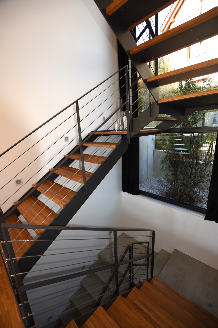 Wohnhaus SCH2 in Wilhelmsfeld — Treppe mit raumhohem Fenster