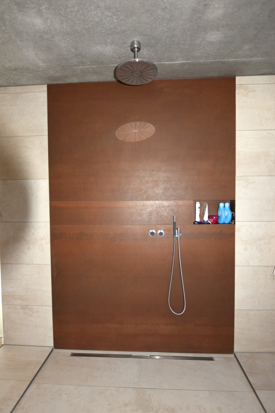 Wohnhaus H-S in Rimbach — Dusche mit Cortenstahl-Wand