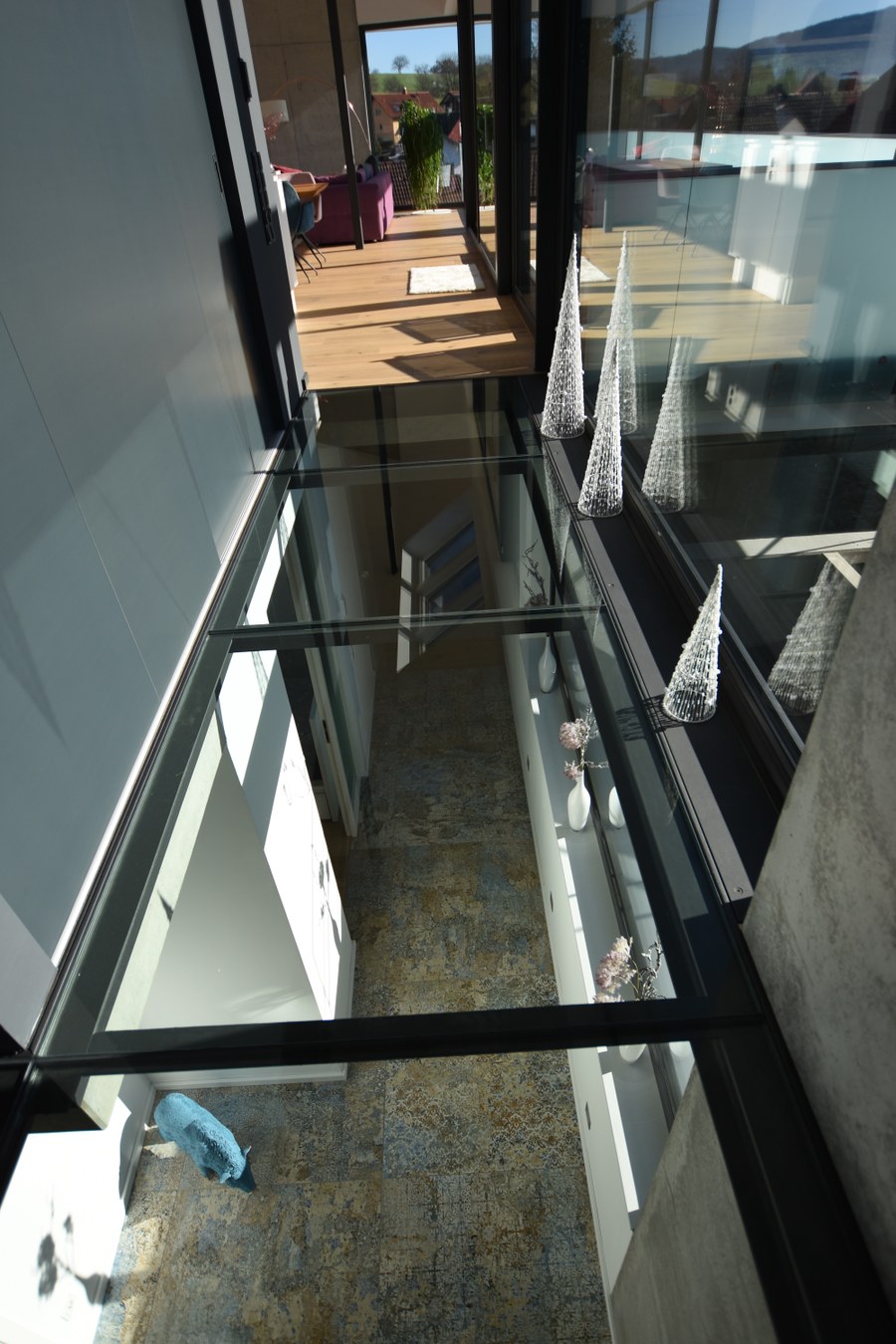 Wohnhaus H-S in Rimbach — Luftraum mit Glasboden und Sichtbeton