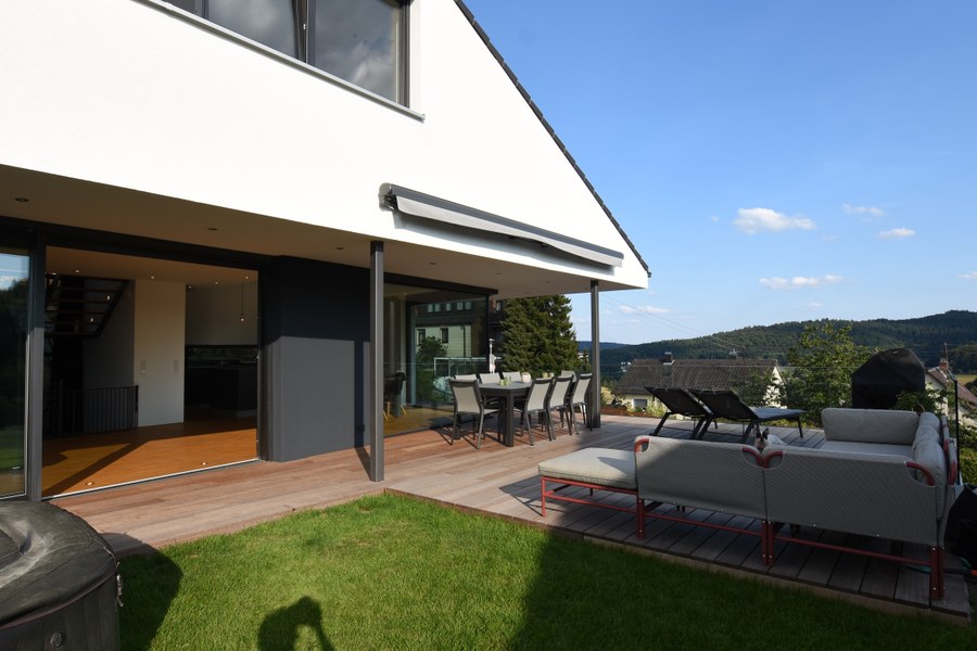 Wohnhaus SCH2 in Wilhelmsfeld — Terrasse mit Fernblick und Markise