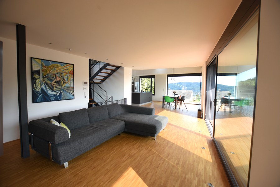 Wohnhaus SCH2 in Wilhelmsfeld — Wohnzimmer mit bodentiefen Fenstern und Fernblick