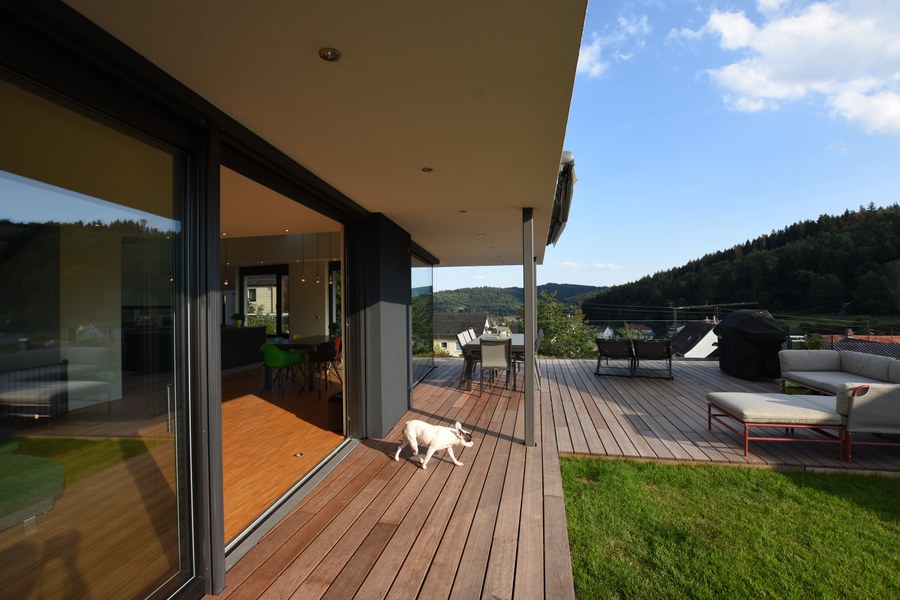 Wohnhaus SCH2 in Wilhelmsfeld — Terrasse und Garten mit Aussicht