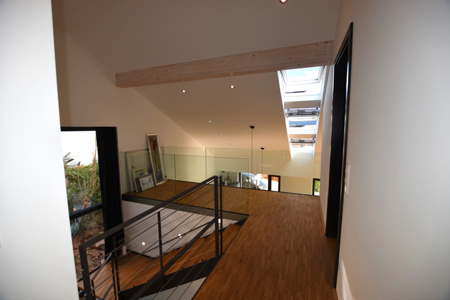 Wohnhaus SCH2 in Wilhelmsfeld — Galerieebene mit Dachfenstern und Glasbrüstung