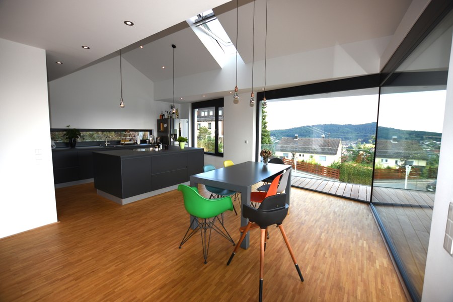 Wohnhaus SCH2 in Wilhelmsfeld — Essbereich mit Panoramafenster und Fernblick in den Odenwald