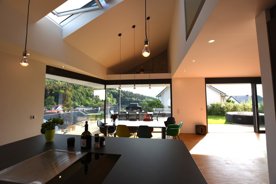 Wohnhaus SCH2 in Wilhelmsfeld — Küche mit Dachfenstern und Terrassenausblick