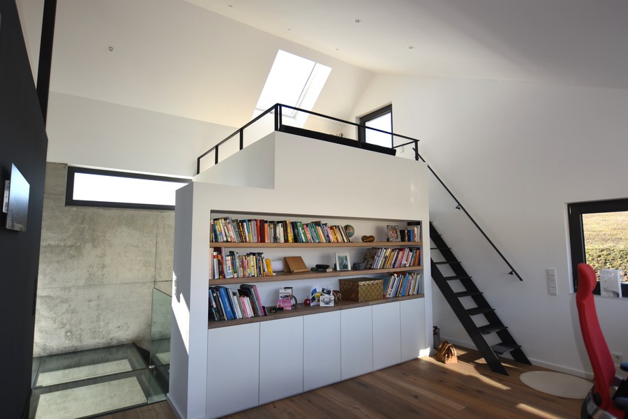 Wohnhaus H-S in Rimbach — Galerieebene mit Bibliothek und Dachfenster