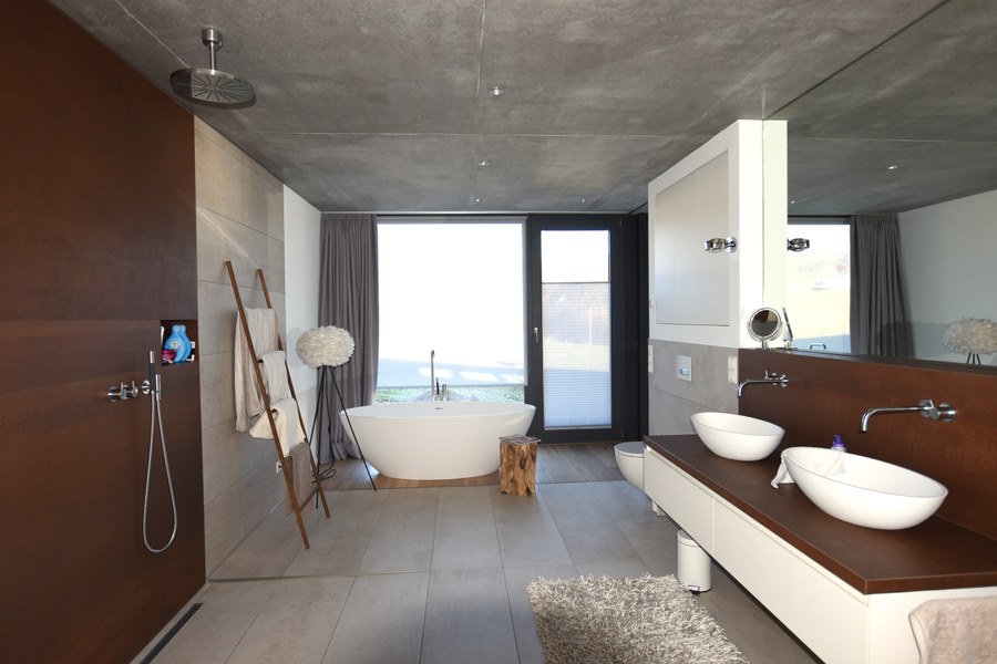 Wohnhaus H-S in Rimbach — Badezimmer mit Sichtbetondecke und Regendusche