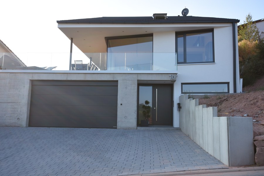 Wohnhaus SCH2 in Wilhelmsfeld — Straßenansicht mit Garage und Eingang