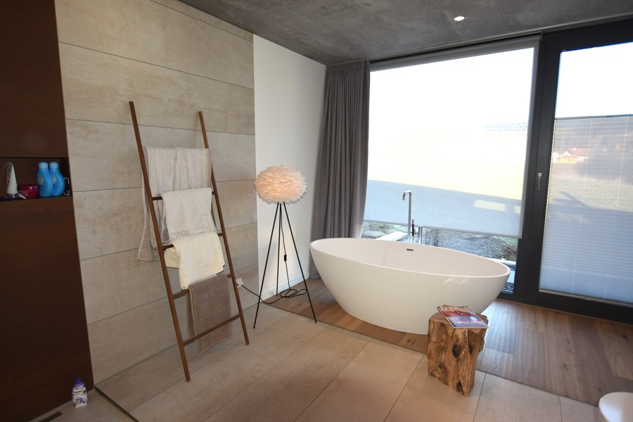 Wohnhaus H-S in Rimbach — Badezimmer mit freistehender Wanne am Fenster