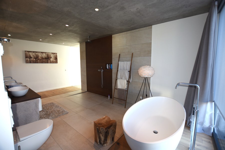 Wohnhaus H-S in Rimbach — Badezimmer mit Doppelwaschtisch und Sichtbetondecke