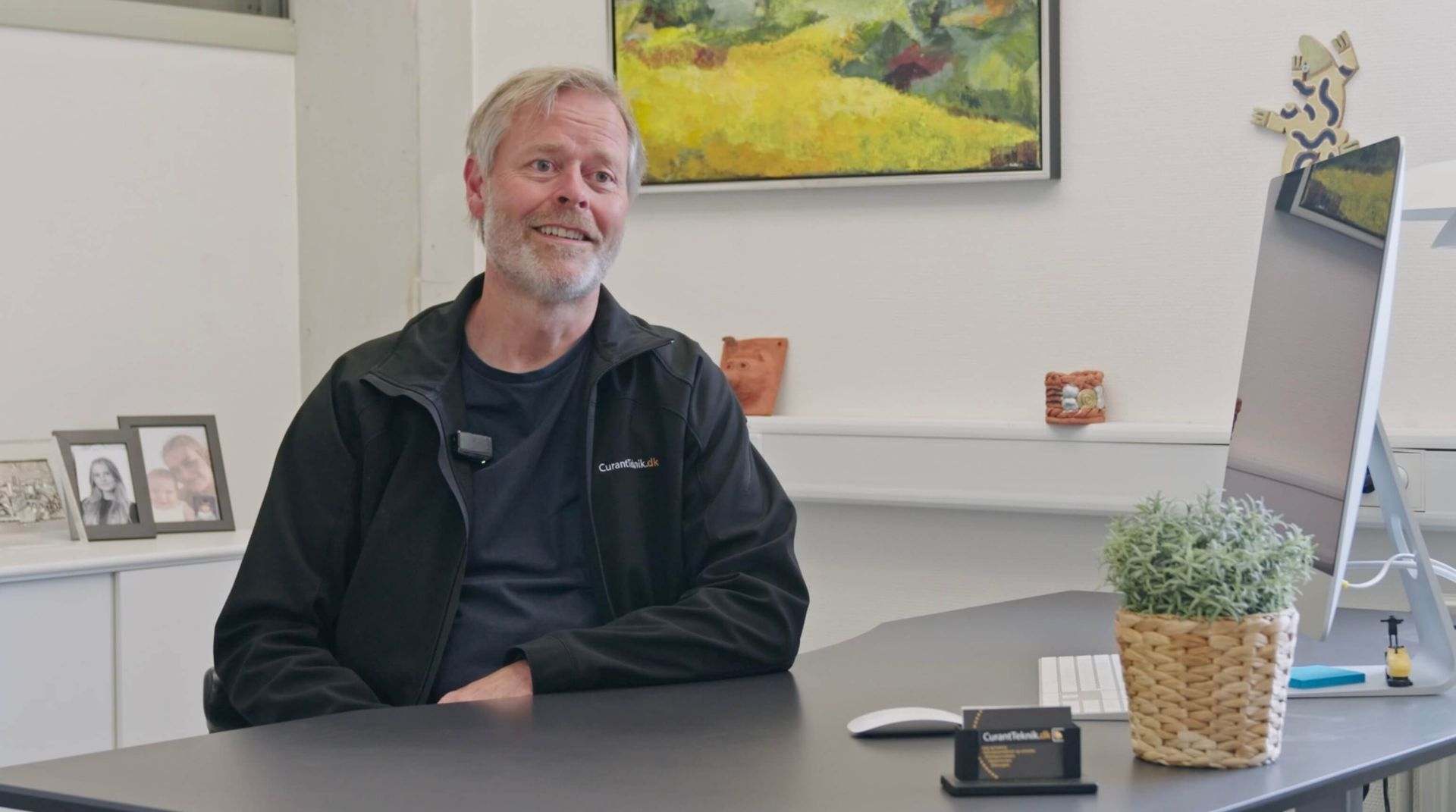 Finn på sit kontor
