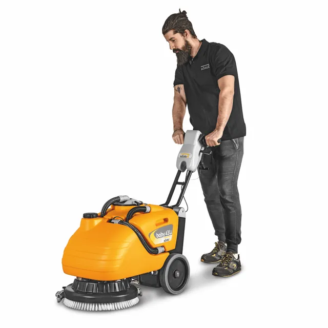 Baby 43 Li med lithium batteri anvendes af mand