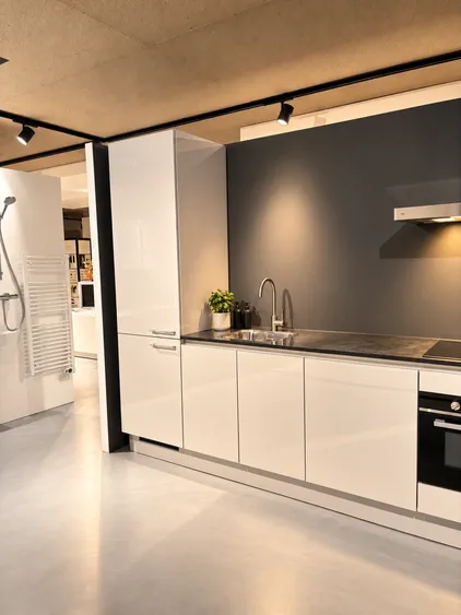 Interliving rechte keuken in platinagrijs