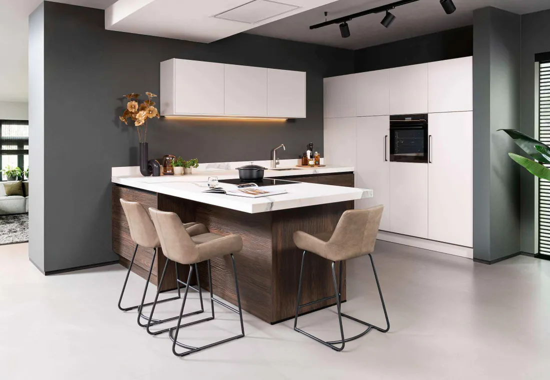 Interliving eilandkeuken in sahara en noten
