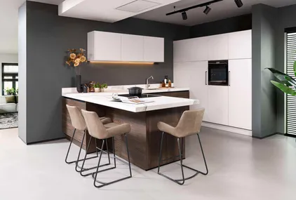 Interliving eilandkeuken in sahara en noten